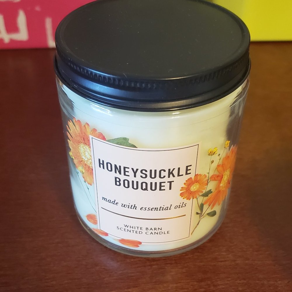 White Barn Honeysuckle Bouquet Candel